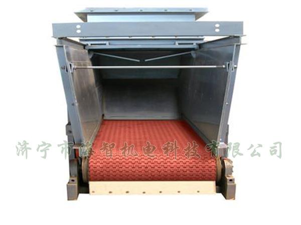 防腐蝕帶式（甲帶）給料機(jī)采用了防打滑膠帶，防止在物料輸送過(guò)程中造成撒料后果